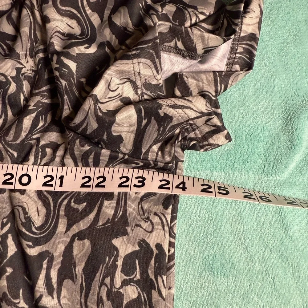 Under Armor Women’s 1X Black, Gray, White Print Shirt - Picture 8 of 10